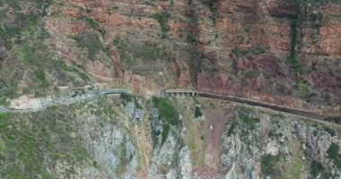 Hava görüntüsü. Chapman Tepesi Yolu, Cape Town, Güney Afrika yakınlarında. Güzel bir manzarada yol manzarası. Okyanus boyunca yol kıvrılıyor..
