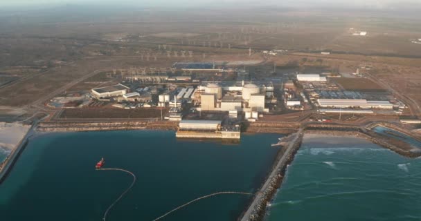 Una planta de energía nuclear en Sudáfrica línea costera de Ciudad del Cabo con hermoso océano azul. Vista aérea. — Vídeo de stock