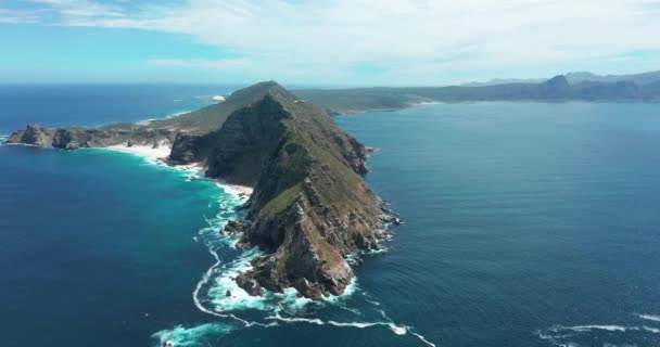 Vista aérea do Cabo da Boa Esperança e Ponto do Cabo onde se encontram os oceanos Índico, Sul e Atlântico. — Vídeo de Stock