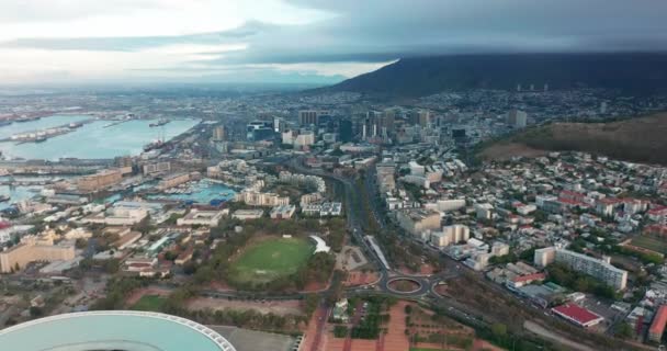 Vista aérea volando hacia la ciudad de Ciudad del Cabo con Table Mountain. — Vídeo de stock