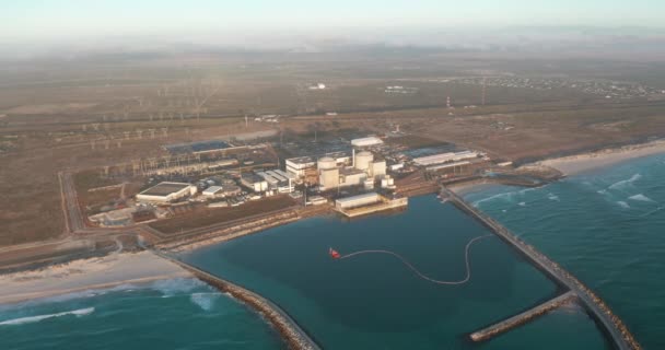 Una planta de energía nuclear en Sudáfrica línea costera de Ciudad del Cabo con hermoso océano azul. Vista aérea. — Vídeo de stock