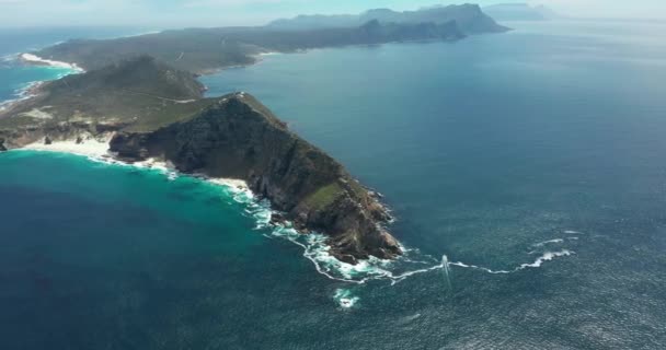 Vista aerea il Capo di Buona Speranza e Cape Point dove Indiano, Sud e Oceano Atlantico si incontrano. — Video Stock