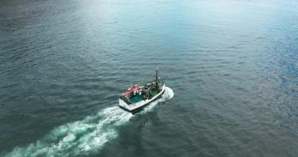 Los barcos de pesca navegan al atardecer a de pescado en superficie tranquila del mar en verano. Vista aérea. — Vídeos de Stock