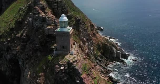 Vista aérea del Cabo de Buena Esperanza y el antiguo faro en Cape Point en la Península del Cabo, Ciudad del Cabo, Sudáfrica. — Vídeos de Stock