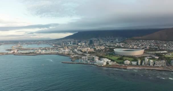 Flygfoto flyger mot staden Kapstaden med Table Mountain. — Stockvideo