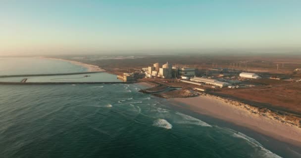 Egy atomerőmű Dél-Afrika partjainál, gyönyörű kék óceánnal. Légi felvétel. — Stock videók