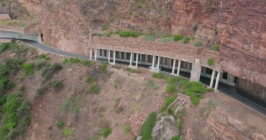 Hava görüntüsü. Chapman Tepesi Yolu, Cape Town, Güney Afrika yakınlarında. Güzel bir manzarada yol manzarası. Okyanus boyunca yol kıvrılıyor..