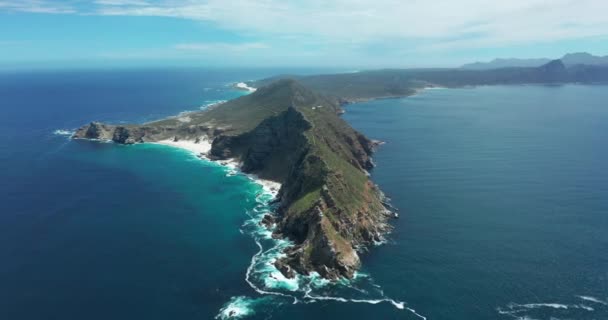 Vista aérea do Cabo da Boa Esperança e Ponto do Cabo onde se encontram os oceanos Índico, Sul e Atlântico. — Vídeo de Stock