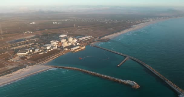 Légi felvétel. Az atomerőmű tiszta energiatermelése megújuló energiaforrásokból. Ipari övezet atomenergia-termeléssel, Fokváros, Dél-Afrika. — Stock videók