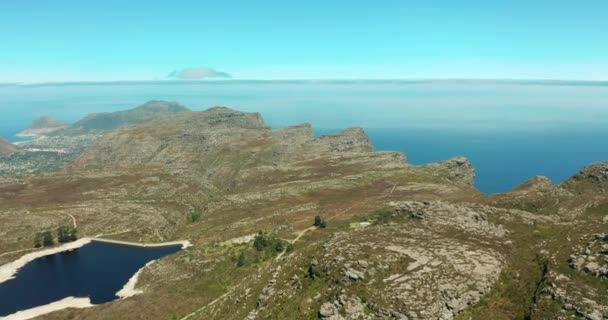 Vista aérea. Revelação da Montanha da Mesa Épica. África do Sul, Cape Town. — Vídeo de Stock