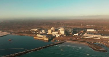 Güney Afrika Cape kasabasındaki güzel mavi okyanuslu bir nükleer enerji santrali. Hava görünümü.