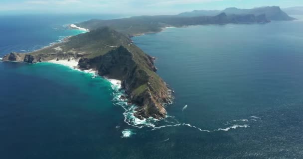 Vista aérea del Cabo de Buena Esperanza y Cabo Punto donde los Océanos Índico, Sur y Atlántico se encuentran. — Vídeos de Stock