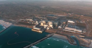 Hava görüntüsü. Nükleer enerji santrali yenilenebilir enerji kaynağından temiz enerji üretiyor. Enerji santrali nükleer enerji üretimine sahip sanayi bölgesi, Cape Town, Güney Afrika.