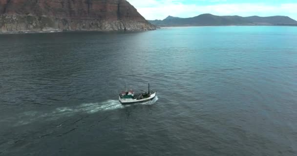 Vue aérienne. Bateaux de pêche chalutier voguant sur l'océan au coucher du soleil. — Video