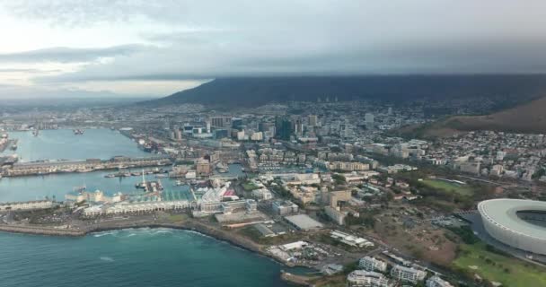 Vista aérea de Ciudad del Cabo, Cabo Occidental, Sudáfrica, con península del Cabo, Green Point, V y A waterfront, Cape Town Stadium, De Waterkant, en un día luminoso y soleado — Vídeo de stock