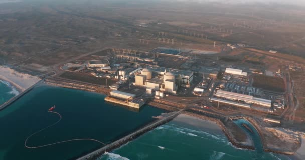 Vista aerea. Produzione di centrali nucleari energia pulita da fonti rinnovabili. Zona industriale con centrale nucleare, Città del Capo, Sud Africa. — Video Stock