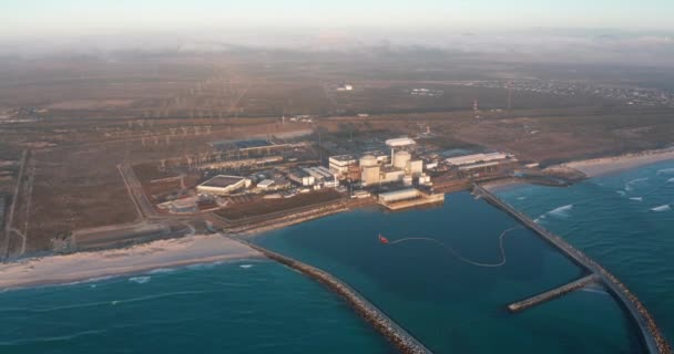 Vista aerea. Produzione di centrali nucleari energia pulita da fonti rinnovabili. Zona industriale con centrale nucleare, Città del Capo, Sud Africa. — Video Stock