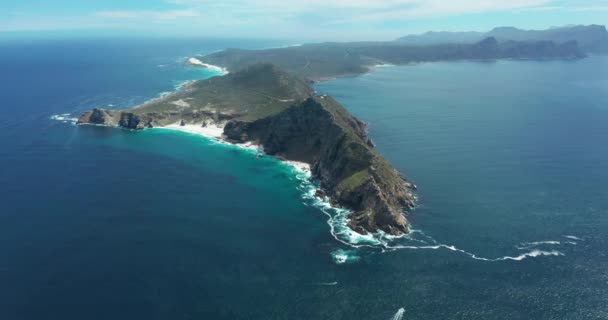 Fotografia aérea do Cabo da Boa Esperança e do Cabo, onde se encontram os oceanos Índico, Sul e Atlântico. — Vídeo de Stock