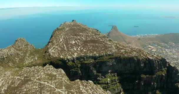 Вид с воздуха. "Epic Table Mountain Reveal". Южная Африка, Кейптаун. — стоковое видео