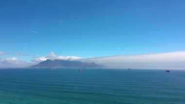 Güneşli bir günde Masa Dağı 'nın üzerinde dönen bulutlar.