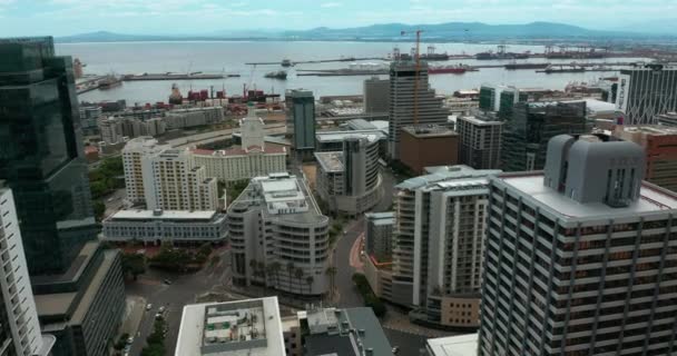 Voando sobre os arranha-céus no centro da Cidade do Cabo. — Vídeo de Stock