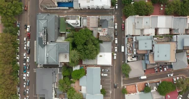 Volare sopra i grattacieli nel centro di Città del Capo. — Video Stock