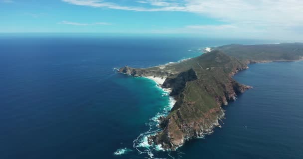 Letecký snímek mysu Dobré naděje a mysu Point, kde se setkávají Indické, Jižní a Atlantické oceány. — Stock video
