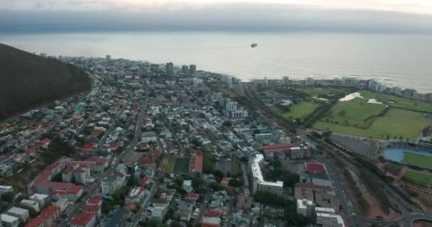 Légi felvétel Cape Town, Nyugat-Cape, Dél-Afrika, Cape-félsziget, Green Point, V és A vízpart, Fokváros Stadion, De Waterkant. — Stock videók