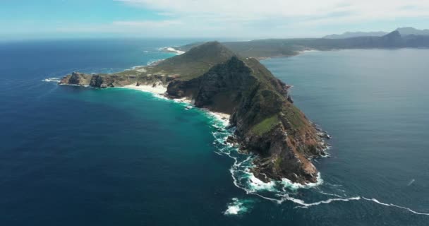 Widok z lotu ptaka na Przylądek Dobrej Nadziei i Cape Point, gdzie spotykają się Oceany Indyjskie, Południowe i Atlantyckie. — Wideo stockowe