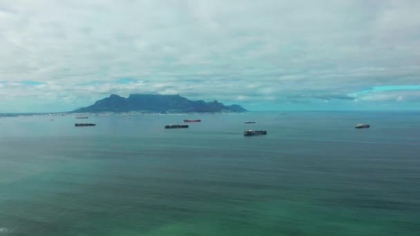 Gyperlapse Clouds over Table Mountain on a sunny day pan shot. — Stock Video