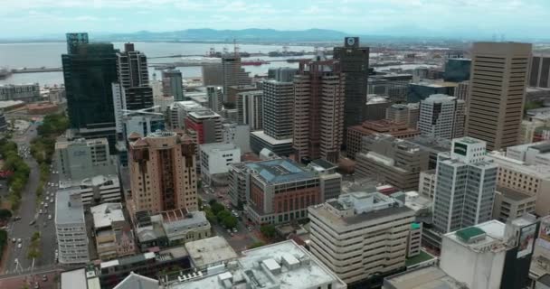 Cape Town şehir merkezindeki gökdelenlerin üzerinden uçuyor.. — Stok video