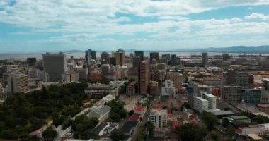 Cape Town şehir merkezindeki gökdelenlerin üzerinden uçuyor..