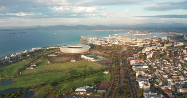 Vista aérea da Cidade do Cabo, Cabo Ocidental, África do Sul, com península do Cabo, Green Point, V e A beira-mar, Estádio da Cidade do Cabo, De Waterkant, num dia luminoso e ensolarado — Vídeo de Stock