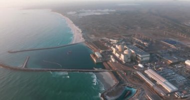Güney Afrika Cape kasabasındaki güzel mavi okyanuslu bir nükleer enerji santrali. Hava görünümü.