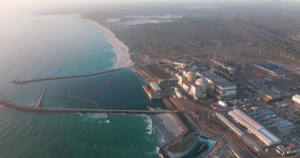 Ein Atomkraftwerk an der südafrikanischen Kapstadt Küste mit wunderschönem blauen Ozean. Luftaufnahme. — Stockvideo