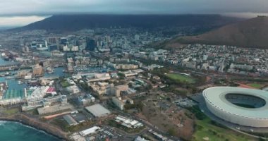 Gökyüzü manzarası Cape Town 'a doğru uçuyor..