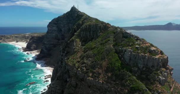 Foto aérea del Cabo de Buena Esperanza y Cabo Punto donde se encuentran los Océanos Índico, Sur y Atlántico. — Vídeos de Stock