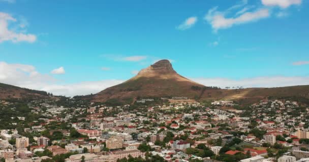 Hiperlappangás. Légi kilátás repül a város felé Cape Town a Table Mountain. — Stock videók