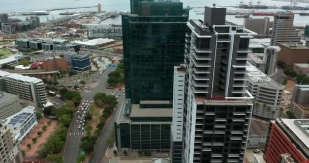 Voando sobre os arranha-céus no centro da Cidade do Cabo — Vídeo de Stock