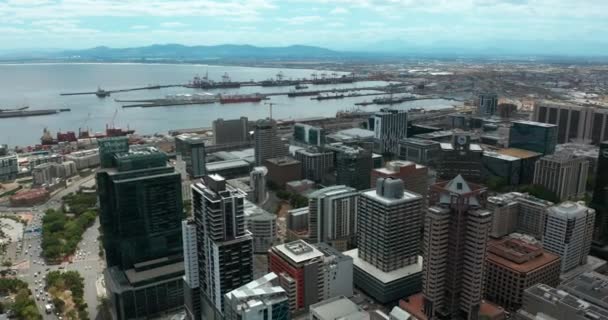 Cape Town şehir merkezindeki gökdelenlerin üzerinden uçuyor.. — Stok video