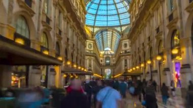 Vittorio Emanuele II Gallery Timelapse hiperlapse, İtalya Milan 'da. Meydan Meydanı 'nda yürüyen insanlar Duomo Meydanı' nın girişinde.