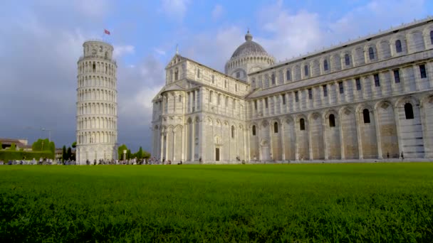 Gyönyörű tavaszi kilátás a híres pisai ferde toronyra. Napfényes reggeli jelenet több száz turistával a Piazza dei Miracoliban. — Stock videók