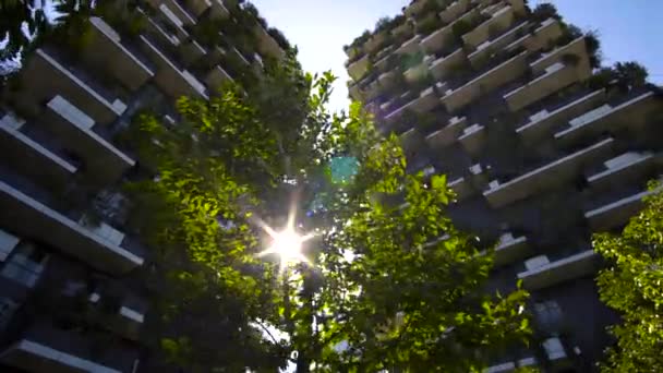 Milán, Italia - 20 de septiembre de 2021: Rascacielos modernos y ecológicos con muchos árboles en cada balcón. Bosco Verticale. — Vídeos de Stock