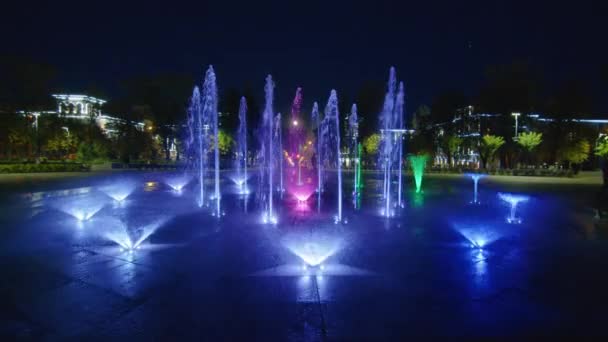La nuit du clair de lune. Les fontaines sont éclairées la nuit avec une lumière multicolore. Spectacle nocturne avec lumières et eau. — Video