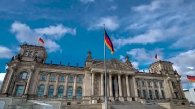 Hiperlapse. Bundestag 'ın ön tarafı. Alman Reichstag 'ı Berlin' deki Cumhuriyet Sarayı 'nda. Alman bayrağı mavi bulutlu gökyüzü güneşli bir günde dalgalanıyor..