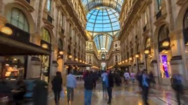 Milan, İtalya - 20 Eylül 2021: Vittorio Emanuele II Gallery Timelapse hiperlapse, İtalya. Meydan Meydanı 'nda yürüyen insanlar Duomo Meydanı' nın girişinde.