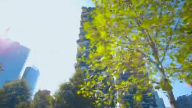 Milan, İtalya - 20 Eylül 2021: Her balkonunda birçok ağaç bulunan modern ve ekolojik gökdelenler. Bosco Dikey.