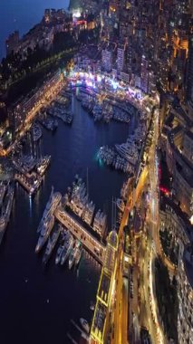  Aydınlatılmış şehir binalarının havadan çekim görüntüleri. Monte Carlo, Monaco 'daki yerleşim şehrindeki aydınlık gökdelenin hava manzarası..