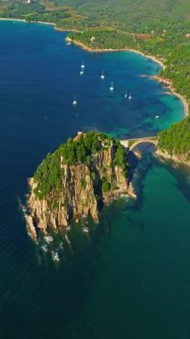  Akdeniz 'den Bregancon Kalesi' nin gün batımının hava manzarası. Kalenin yakınına bir yat demir atmış..