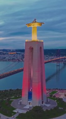  Lizbon 'daki Kral İsa' nın günbatımında Lizbon, Portekiz 'de katolik anıtı üzerindeki hava görüşü. Gece ya da akşam Sığınak 'ın kırmızı arka planı ve güzel bir akşam manzarası.
